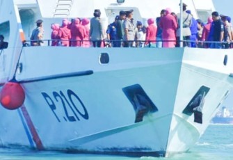 Kapolres beserta jajarannya.saat melakukan Tabur Bunga di laut menggunakan kapal