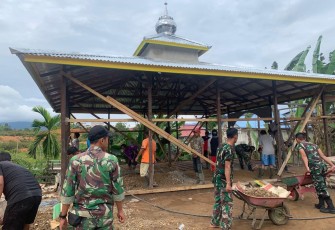 Satgas Pamtas Yonif 645/Gty saat Karya Bhakti Bantu Warga Perbatasan Bangun Mushola 