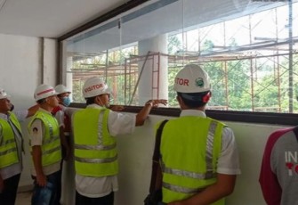 Bupati Pesibar, Agus Istiqlal, bersama Plt Sekda, Jalaludin, dan jajaran saat tinjau Kesiapan kantor Pemkab Pesisir Barat, Kamis, (11/8/2022).