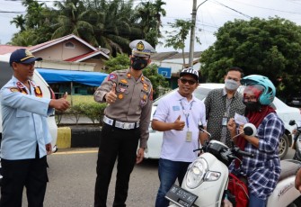 Satlantas Polres Mukomuko Bagikan Pertalite Gratis ke Masyarakat
