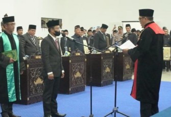 Prosesi Pelantikan Ketua DPRD Pesisir Barat di ruang rapat paripurna DPRD Pesibar, Jum'at (29/07/2022).