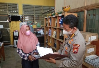 Irwasda Polda Bengkulu Kombespol saat menebus ijazah anak Ibu Jamiati, Senin (04/04/2022).