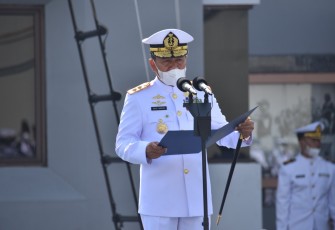 Panglima Komando Lintas Laut Militer Laksda TNI Agus Hariadi saat pimpin upacara