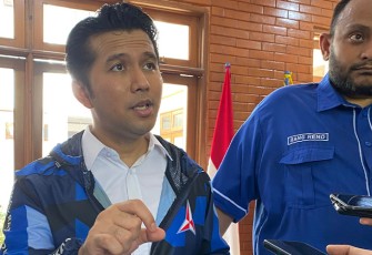 Emil Dardak saat diwawancari awak media