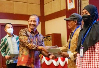 Sekretaris Daerah Provinsi Kepri, Adi Prihantara saat menyerahkan sertifikat secara simbolis.