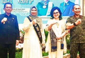 Gubernur Prov Kepri Ansar Ahmad bersama Dewi Kumala sari Ansar Foto bersama.