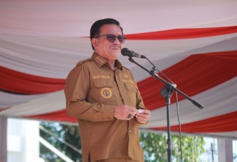 Walikota Bitung saat memberikan arahan pada apel awal kerja berjalan Pemkot Bitung.