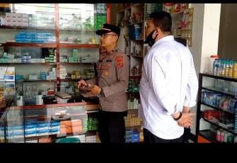 Kapolsek Peureulak Barat saat Lakukan Pengecekan dan Himbauan Bagi Apotek Terkait Obat Sirup Berbahaya