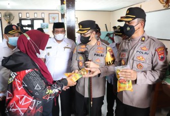 Polres Kendal Bagikan Sembako dan Minyak Goreng untuk Warga yang Divaksin