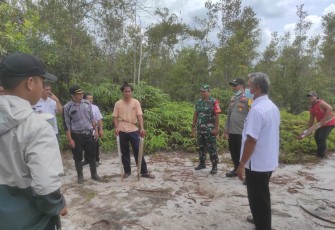 Babinsa Koramil Bukit Batu saat Lakukan Pendampingan Pengukuran Batas Tanah Aset Daerah Dinas Perikanan 