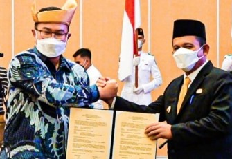 Gubernur Kepulauan Riau H. Ansar Ahmad saat dikukuhkan sebagai Ketua Majelis Pengurus Orwil ICMI Kepulauan Riau oleh Ketua Umum ICMI Pusat Arif Satria di Aula Wan Seri Beni, Dompak, Selasa (2/8). 