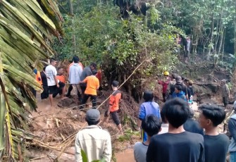 Tim gabungan saat lakukan evakuasi korban