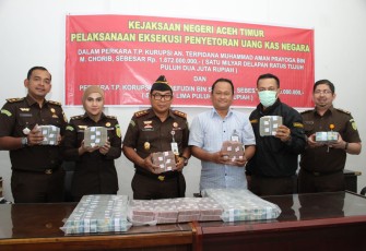 Kajari Aceh Timur Semeru, SH .MH didampingi oleh Kasi Pengelolaan Barang Bukti dan Barang Rampasan Hanita Azrica SH.MH dan Kasi Tindak Pidana Khusus Muhammad Jeky saat menyetor ke kas negara melalui Bank BSI Cabang Idi Rayeuk dengan nilai total keseluruhan sebesar Rp.2.022.000.000,- (dua milyar dua puluh dua juta rupiah).