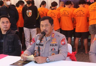 Kapolda Sulsel Irjen Pol Drs. Nana Sudjana AS, M.M., saat Press Release hasil Operasi SIKAT LIPU 2022 di Mapolda Sulsel, Kamis (01/09/2022).