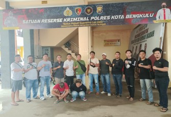 Pelaku Curat (jongkok) saat diamankan petugas