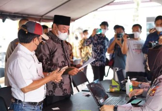 Wakil Gubernur (Wagub) Bengkulu Rosjonsyah saat meninjau pelaksanaan vaksinasi massal di Halaman Polres Rejang Lebong, Sabtu (26/03).