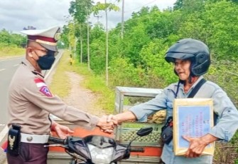 Satlantas Polres Bintan saat Salurkan Bantuan Sosial Kepada Masyarakat