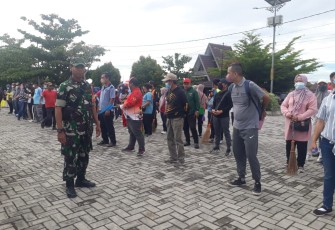 Babinsa Bersama Lurah Langkai saat Laksanakan Kerja Bakti Cek Kesiapan Lomba Adipura 