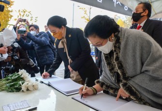 Puan dan Megawati saat Letakkan Karangan Bunga di Memorial Korban Tragedi Itaewon
