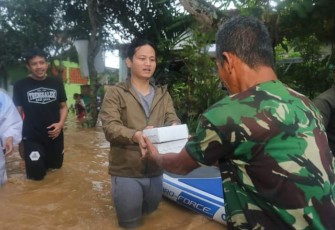 Bupati Trenggalek, Mochamad Nur Arifin, saat menghimbau Warga terdampak serta menyalurkan bantuan, Selasa (18/10/2022).