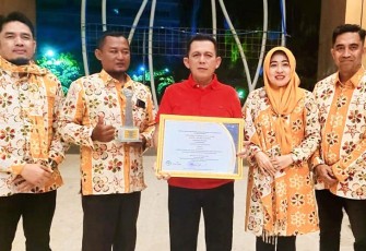 Gubernur Kepulauan Riau H. Ansar Ahmad saat menunjukan Piagam Penghargaan