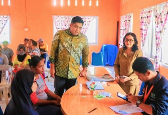 Bupati Bintan Roby saat Cek Penyaluran BLT di Sungai Enam