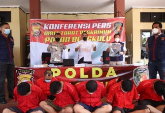 Ekspos tersangka dan barang bukti