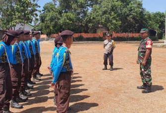 Babinsa Koramil Gemarang saat Berikan Pembinaan dan Pelatihan Pramuka Saka Wira Kartika