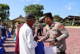 Kapolres Aceh Timur AKBP Mahmun Hari Sandy Sinurat, S.I.K. saat salurkan paket sembako