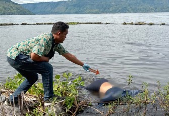 Petugas saat identifikasi mayat