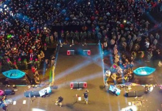 Foto puluhan ribu penonton saat menyaksikan konser Jamrud pada malam penutupan FPSL Kota Bitung 2022.