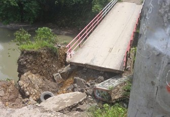 Jembatan cicadas yang berada di desa babakan Madang kecamatan Babakan Madang Bogor dalam kondisi roboh.