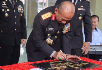 Kapolda Bengkulu Irjen Pol Drs Agung Wicaksono, M.Si saat menandatangani prasasti peresmian Gedung Utama Mapolda Bengkulu, Kamis (10/11/2022).