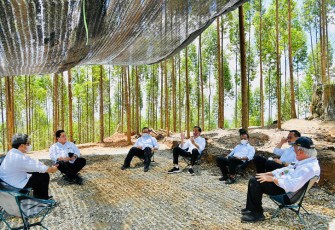 Presiden Jokowi bersama para Menteri berkemah di kawasan titik nol proyek IKN. (Foto: Biro Pers Sekretariat Presiden).