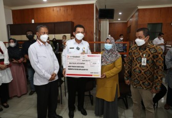 Gubernur Kepri Ansar Ahmad saat secara simbolis berikan bantuan pinjaman UMKM, Selasa (20/9).