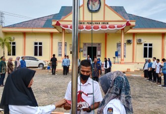 Pengibaran bendera sang saka merah putih oleh paskibraka