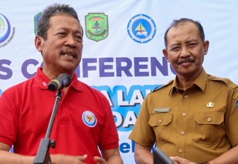Menteri Kelautan dan Perikanan RI Sakti Wahyu Trenggono didampingi Sekretaris Daerah Provinsi Kepri Adi Prihantara saat hadiri Gernas BCL di Kampung Madong, Tanjungpinang, Selasa (18/10).