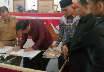 Penandatanganan berita acara Pemilihan dan Penetapan AKD
