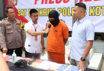 Tersangka saat dimintai keterangan pasca konferensi pers Polresta Tangerang, Kamis (08/12/2022).