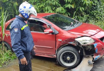 pasca lalantas sebuah mobil ringsek