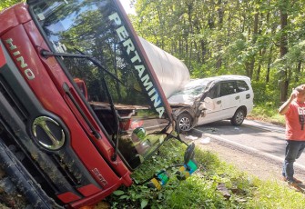 Truk tangki LPG Pertamina terguling dan menimpa Innova di kawasan hutan jati Kalimodang, Blora.