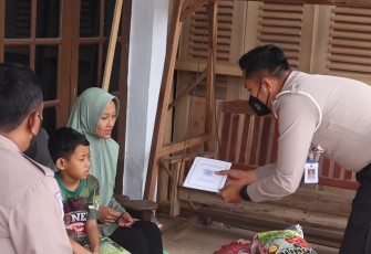Satlantas Polres Blitar Kota saat Salurkan Bantuan ke Keluarga Korban Laka Lantas