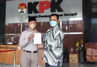 Ketua LSM PKN Blora Sukisman menyerahkan dokumen terkait dugaan kecurangan seleksi Perades Blora ke KPK