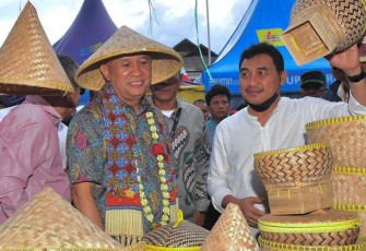 MenKopUKM Teten saat membuka acara Limbangan UMKM Expo 2022 di Garut, Jawa Barat, Minggu (9/10). 