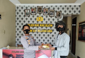 Petugas saat memberikan minyak goreng ke warga yang ikut vaksinasi Covid-19.