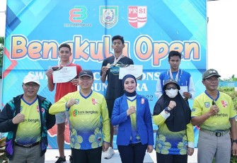 Gubernur Rohidin Mersyah saat membuka kejuaraan Bengkulu Open Swimming Championship se Sumatera Tahun 2022 di Kolam Renang Rafflesia Kota Bengkulu, Jum'at (24/6). 