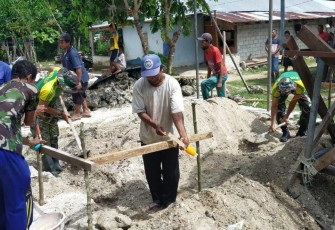 Satgas Yonarmed 1 Kostrad saat Bahu Membahu Bersama Warga Liang Percepat Pembangunan Masjid