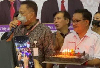 Ketua terpilih maurits Mantiri yang juga walikota Bitung saat mendapatkan kejutan kue ulang tahun dari ketua umum dan panitia lainnya usai di terpilih menjadi ketua P/KB Sinode GMIM Periode 2022-2027.