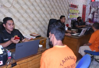 Tersangka saat diperiksa penyidik