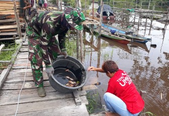 Personel Satgas TMMD saat Imbau Nelayan Waspadai Cuaca Saat Mencari Ikan 